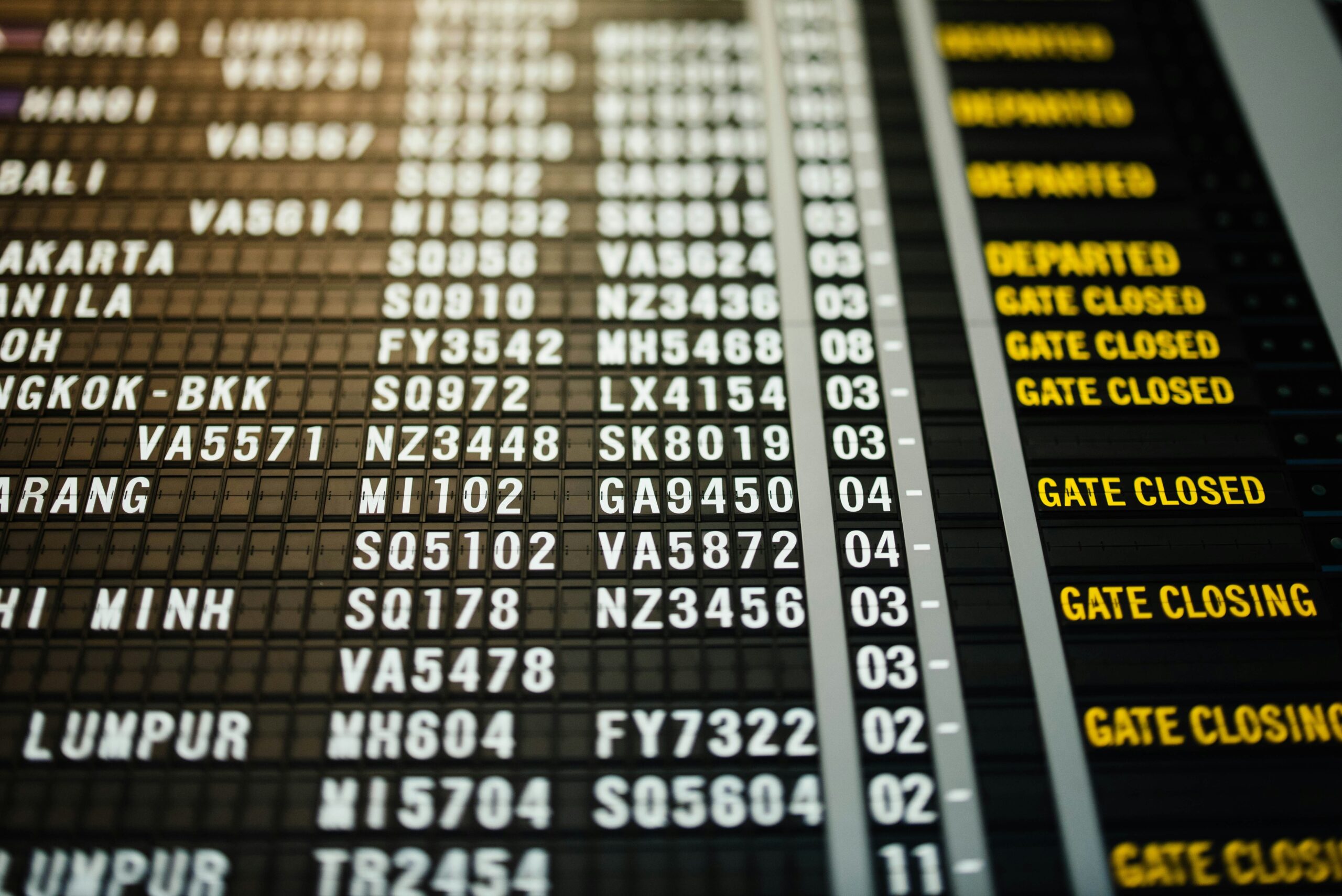 Infographic showing common causes of baggage delays and their impact on travelers