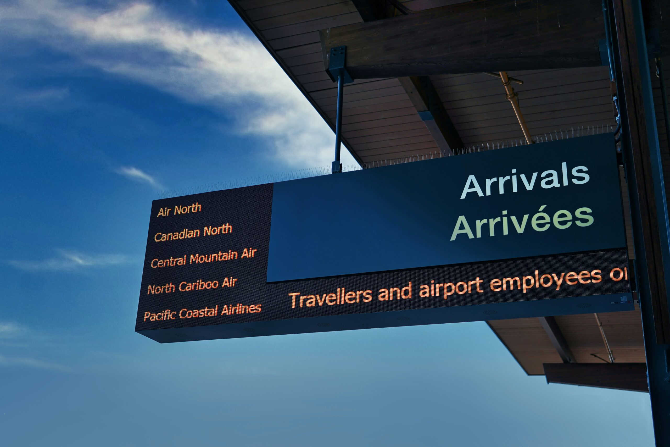 Infographic showing common reasons for baggage delays and compensation amounts