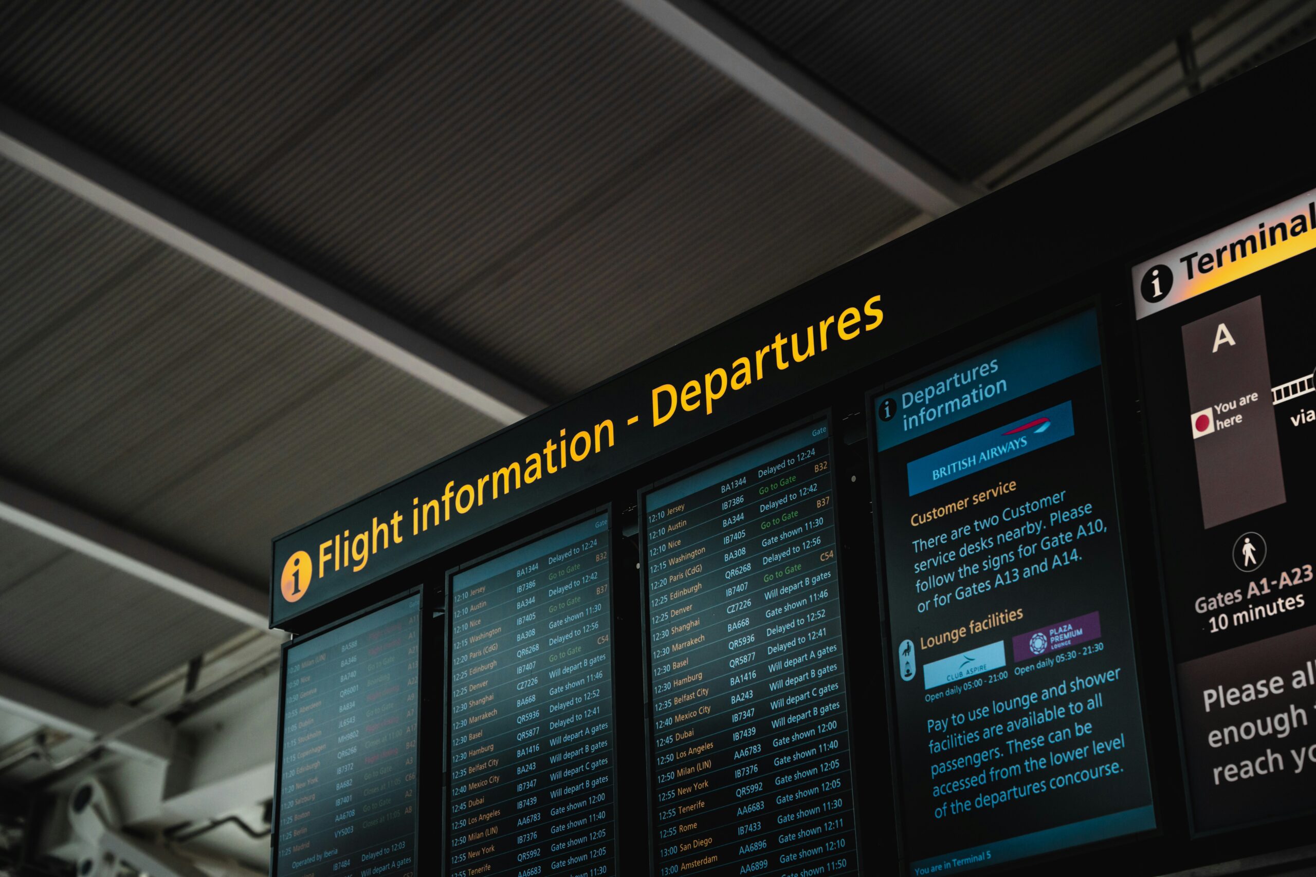 Infographic showing statistics about baggage delays and claim denials due to poor documentation.