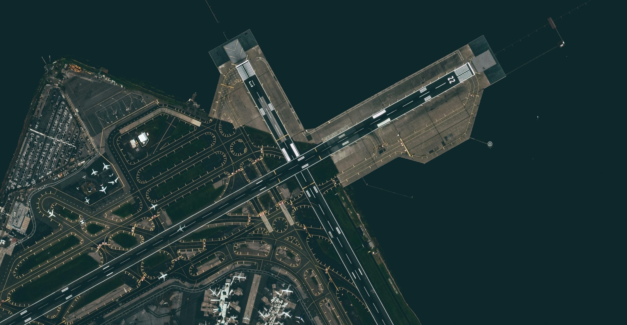 Screenshot of LuggageHero app displaying available airport storage locations near JFK