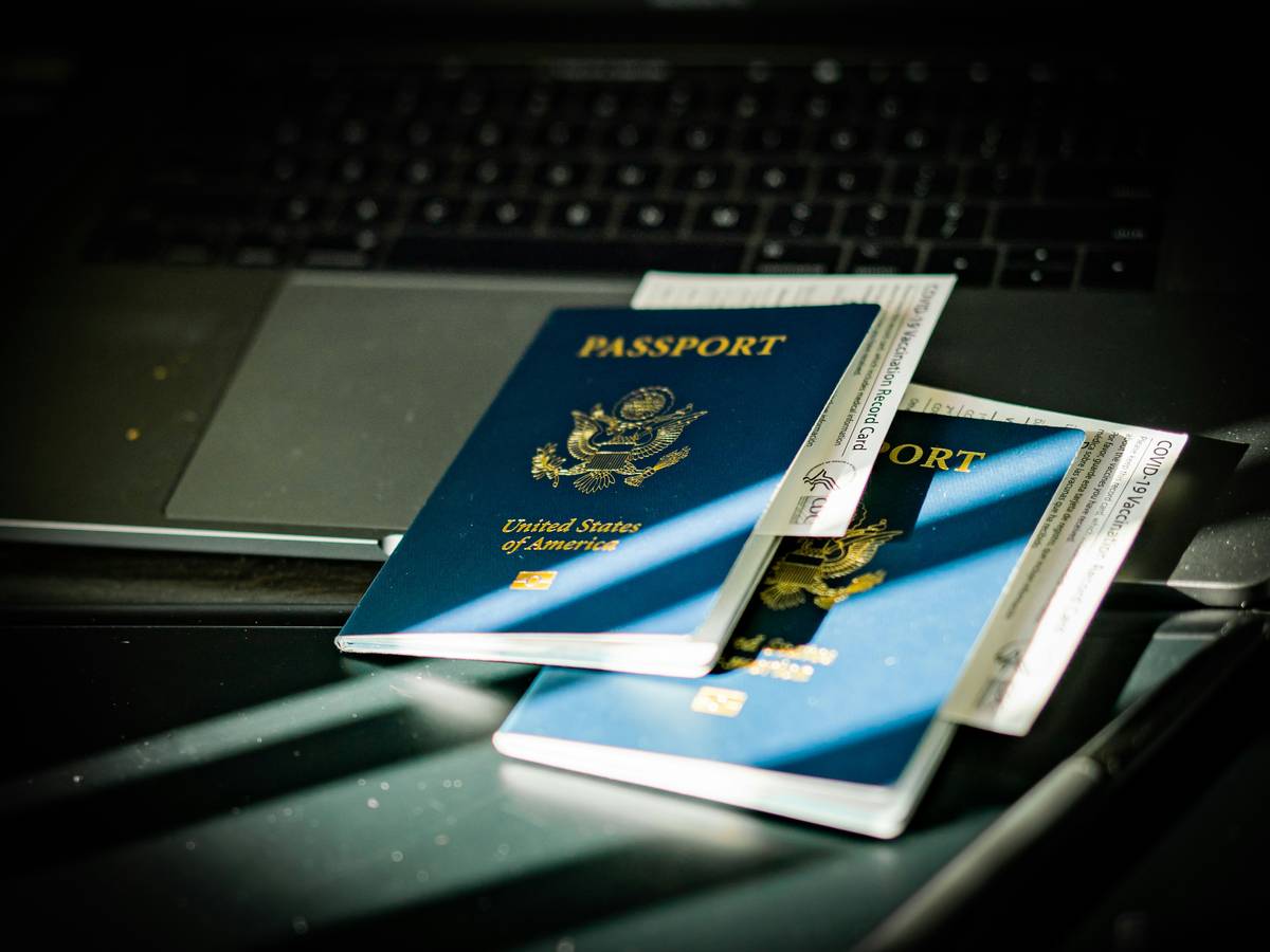 Flowchart explaining how to file a claim for baggage delay insurance