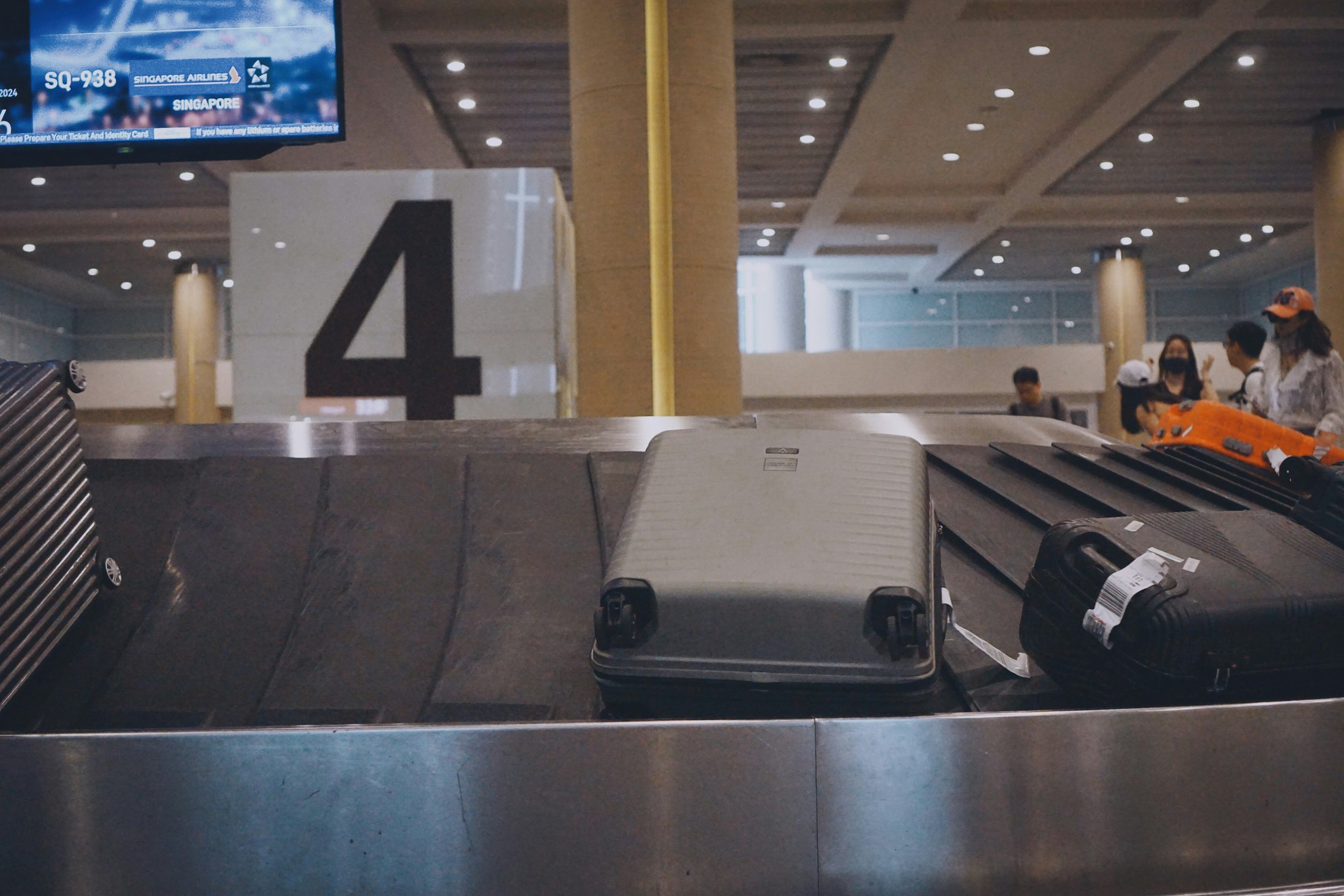 Infographic showing global statistics on lost luggage