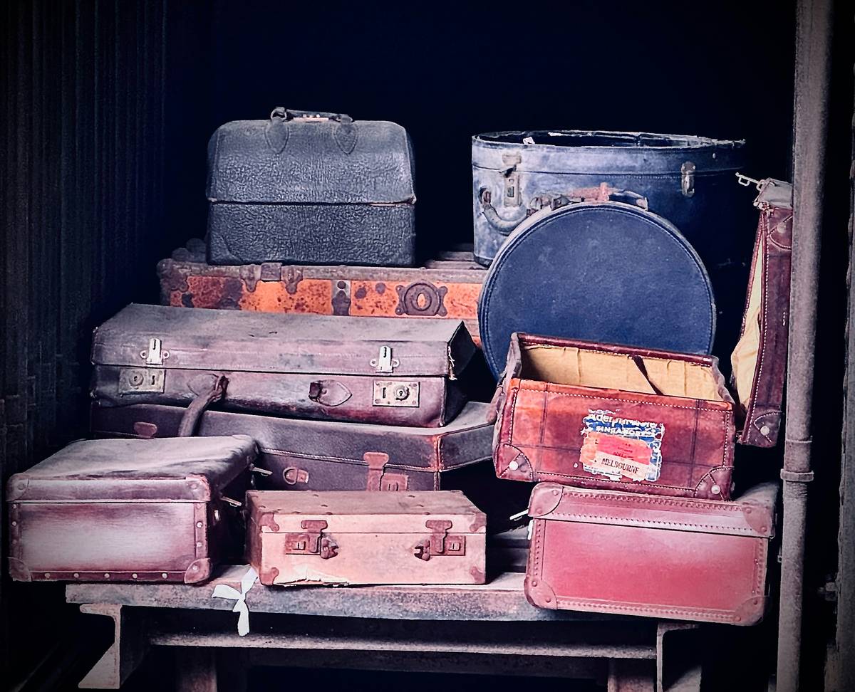 Infographic showing statistics about delayed luggage incidents globally.