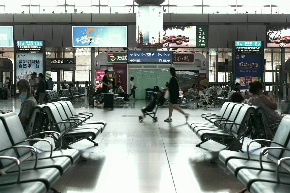 Infographic showing statistics on baggage delays and reimbursement claims