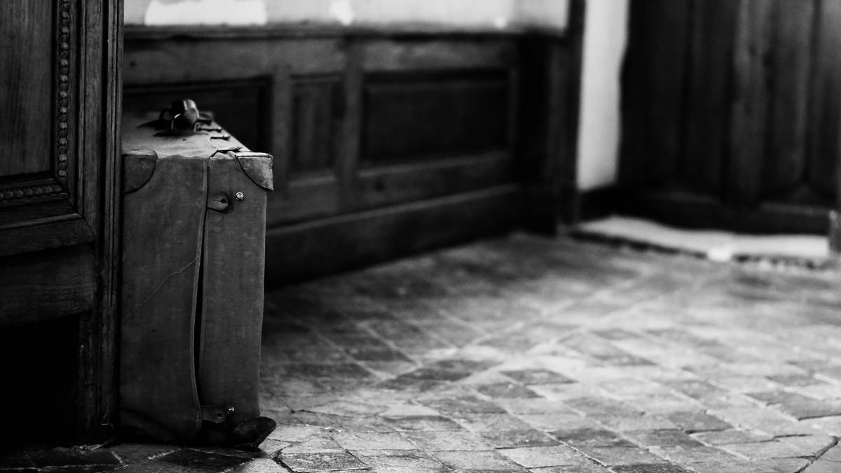 Infographic showing statistics on delayed or lost luggage worldwide
