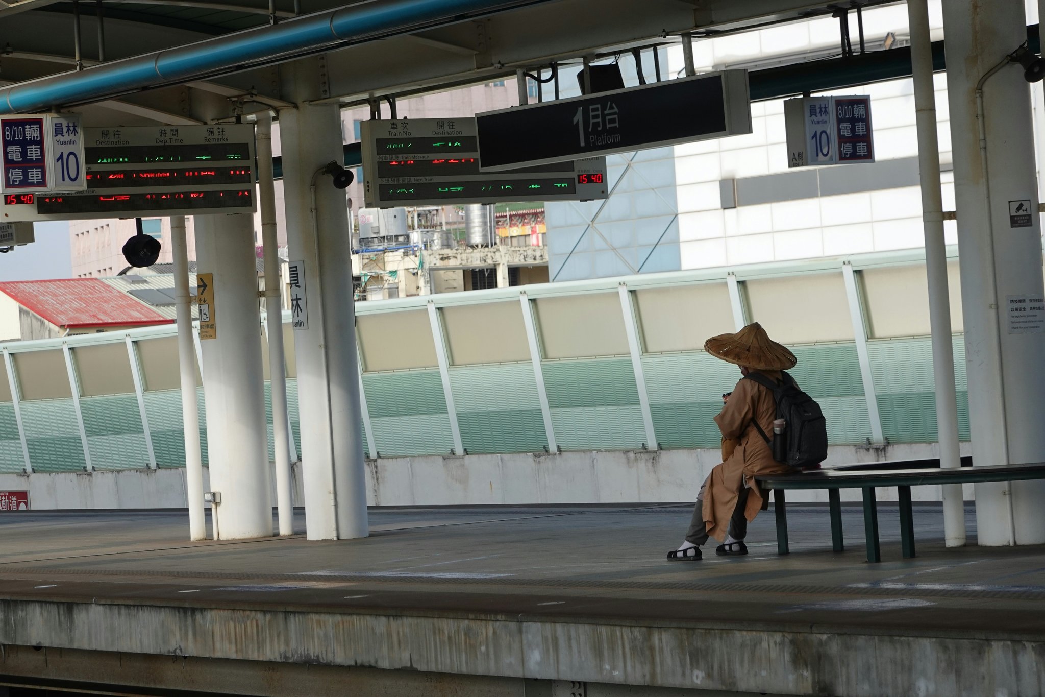 Screenshot of a smartphone app displaying real-time baggage tracking information
