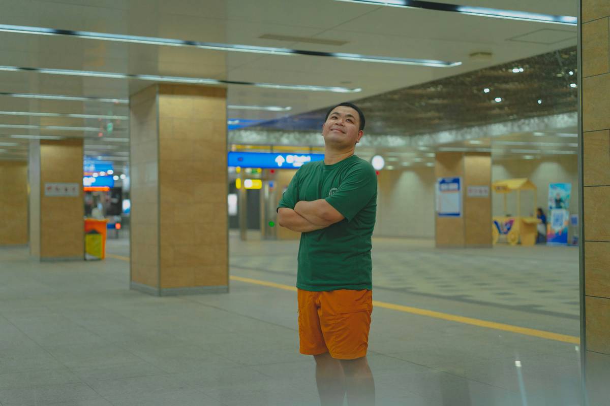 Chaotic airport baggage claim scene