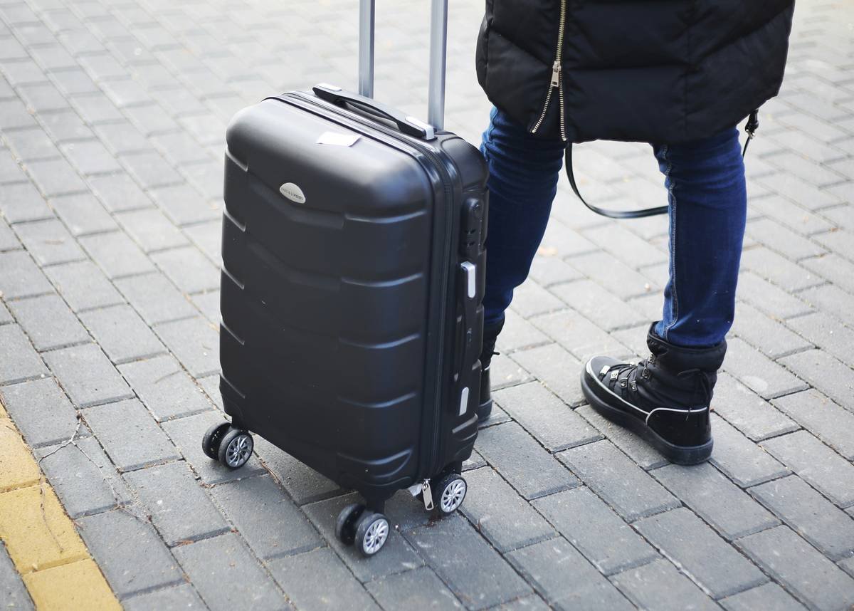Woman happily reunited with her lost luggage thanks to a tracking device