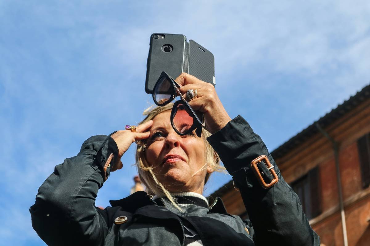 Screenshot of a mobile app showing live luggage location updates