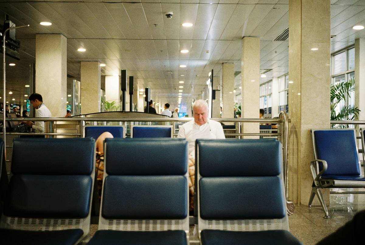 Infographic showing global statistics on mishandled baggage rates, highlighting the need for baggage delay insurance