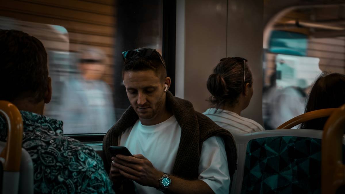 Bar chart showing global baggage mishandling rates from 2019 to 2023, peaking at 27M in 2022 and dropping to 22M in 2023