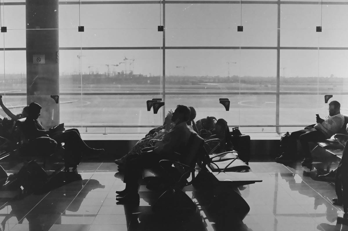 Infographic showing that 1 in 500 checked bags are delayed over 24 hours, with average reimbursement costs of $150–$300 for essentials