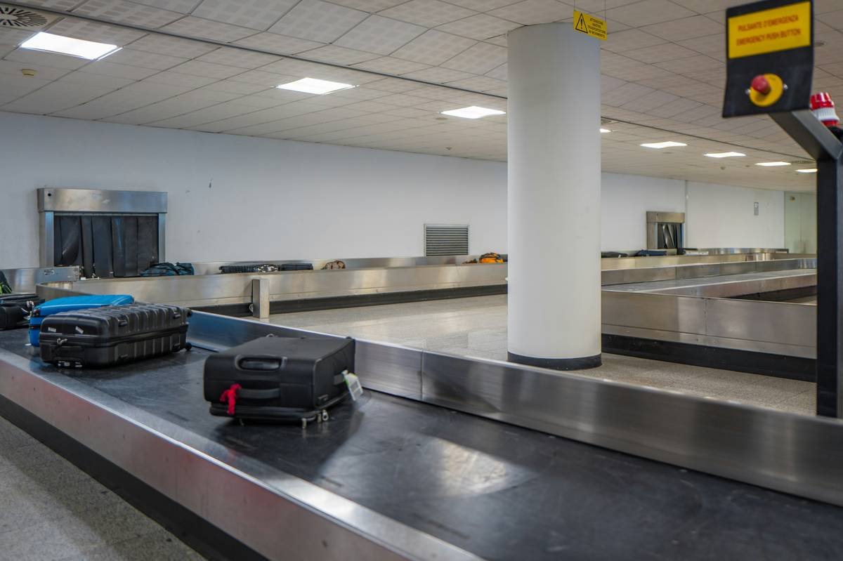 Infographic showing global baggage mishandling rates: 25M bags delayed/lost yearly, average traveler spends $175 during delay, 68% unaware of coverage.